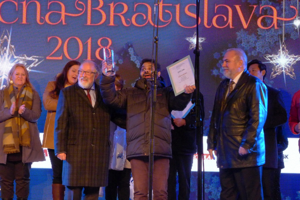 Sbormistr Surovík přebírá v Bratislavě Zlaté pásmo za kategorii Sakrální hudba a cappella, kde jsme se stali i vítězi kategorie.  